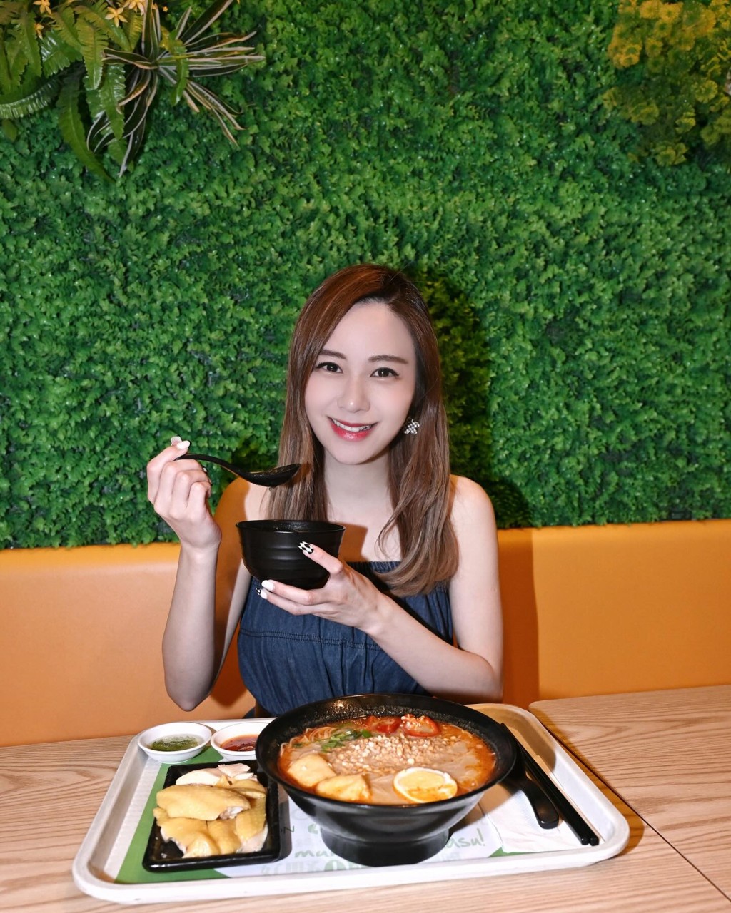 經過努力,梁茵已晉升為實習店長。