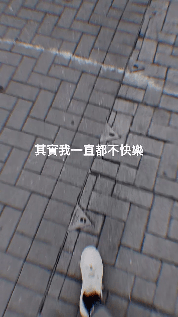 梁茵在IG連續發佈了三個黑白色調的帖文。