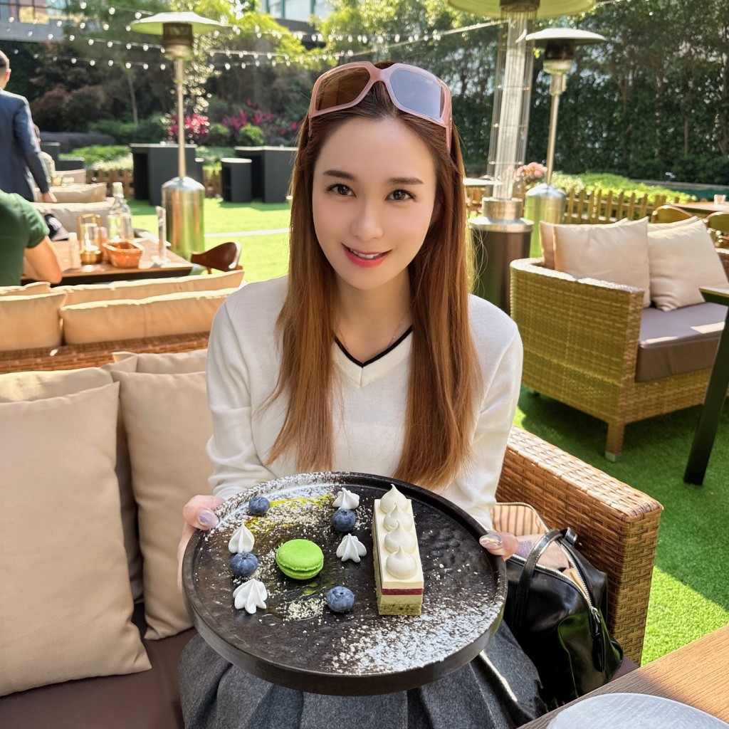 投身服務性行業後,梁茵曾灰心地於IG留言問道:「真的很累,活著究竟為甚麼?」