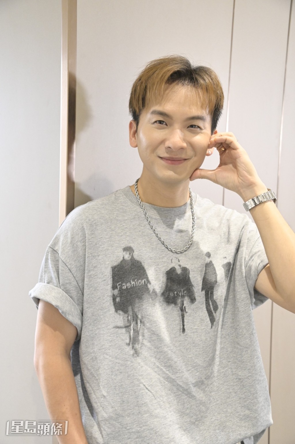 除了推出歌曲,他亦舉行演唱會、出版書籍及參與綜藝節目。