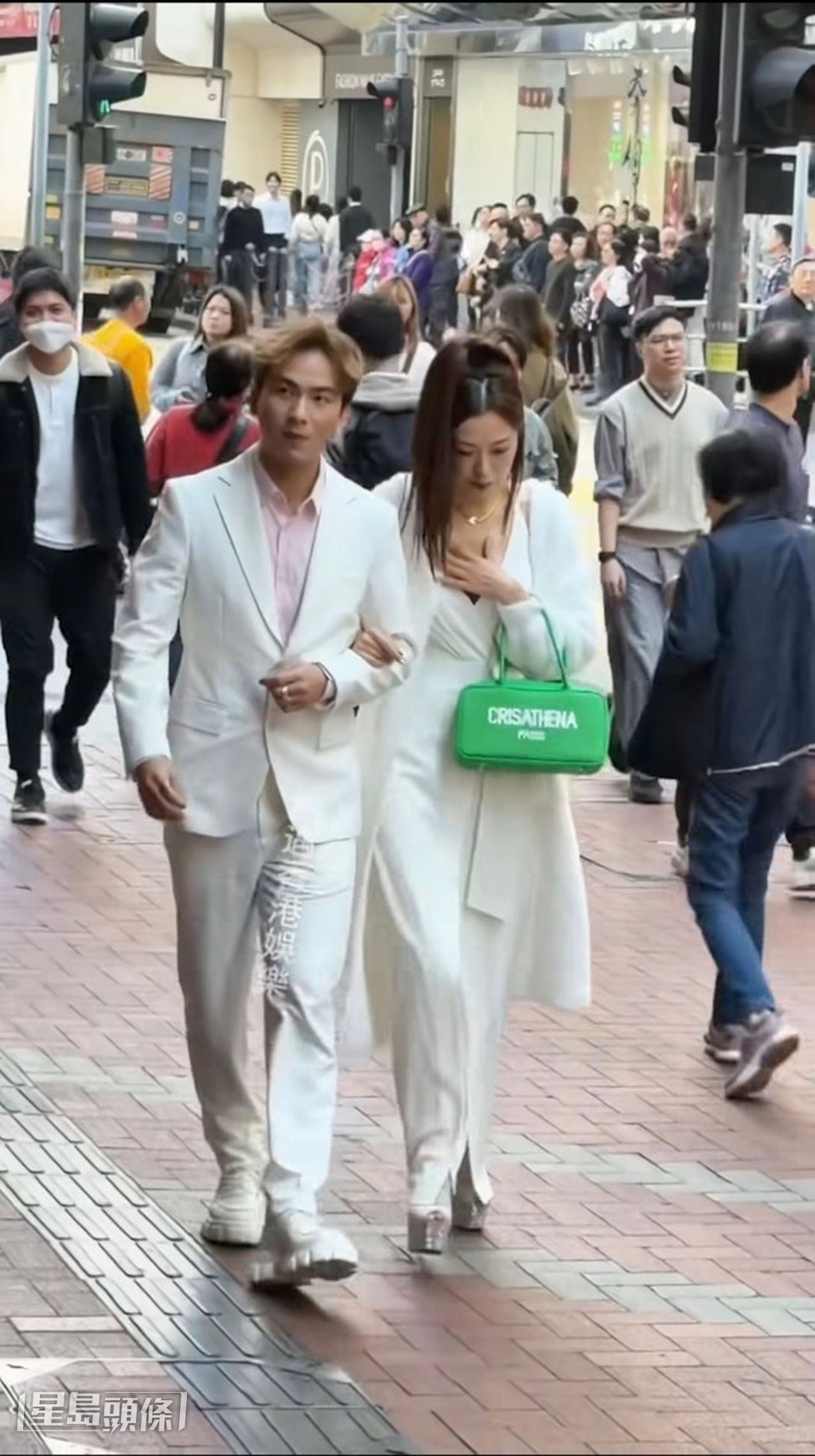 早前Louise陪同吉吉出席活動,衣着華麗的她因以手掩着胸口而被批評造作。
