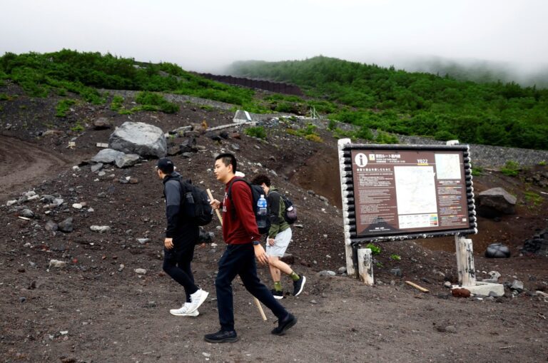 台灣女遊客富士山頂不適昏迷 日本山岳救援隊深夜出動推土機緊急運送下山