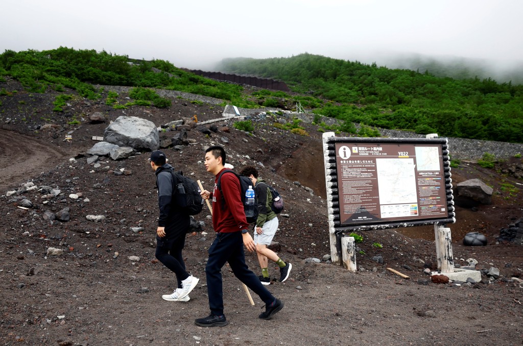 台灣女遊客富士山頂不適昏迷 日本山岳救援隊深夜出動推土機緊急運送下山