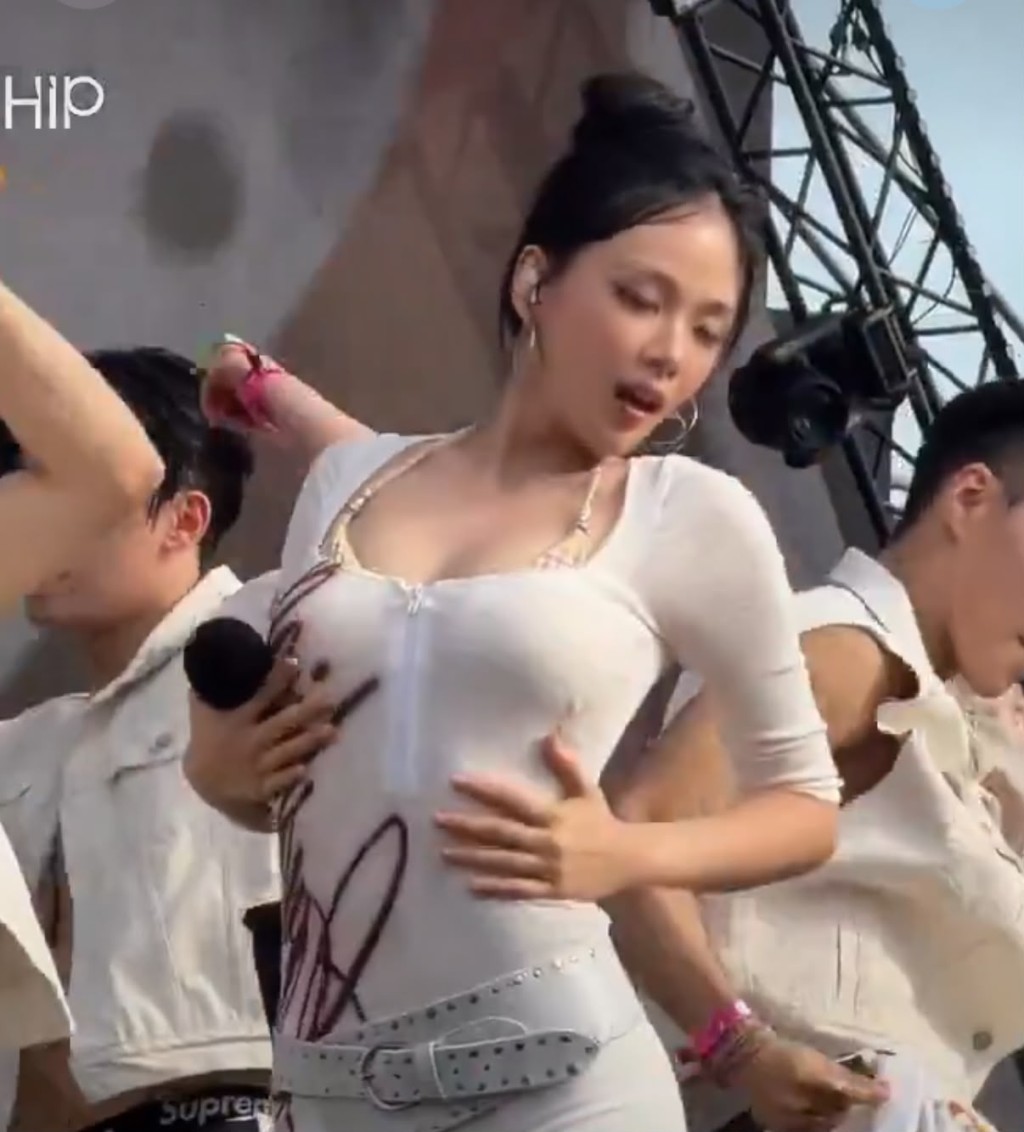 BIBI在演出中加入了自摸的舞蹈動作。
