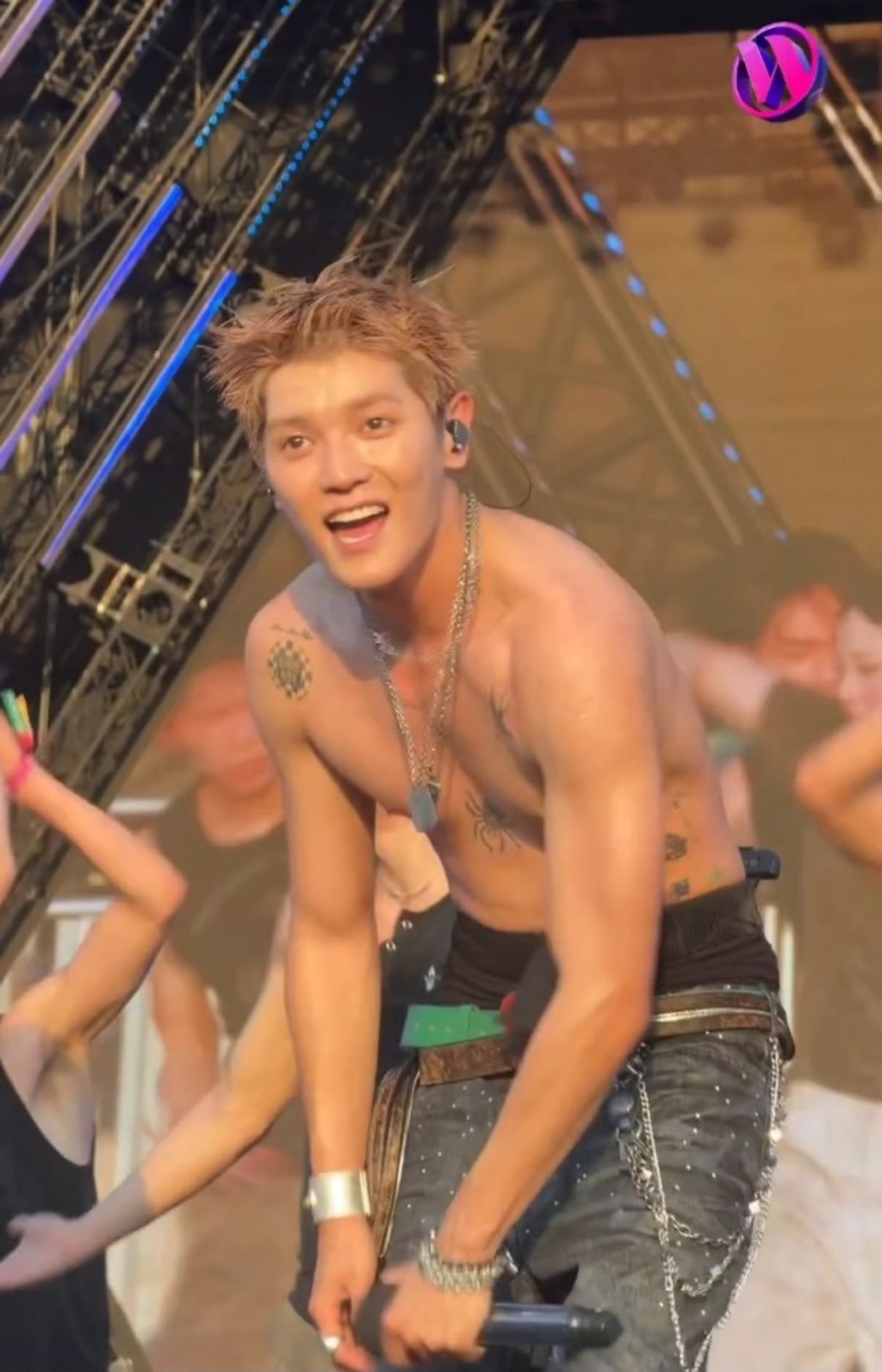 NCT的Taeyong在表演中大晒健碩身形。