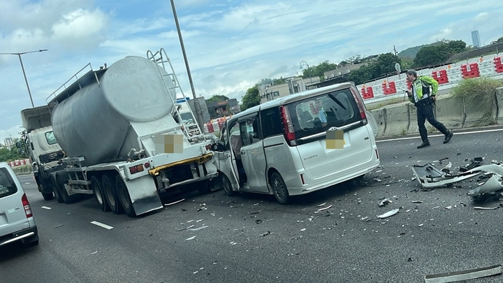 粉嶺公路車Cam直擊：七人車追尾混凝土車 司機報稱受傷