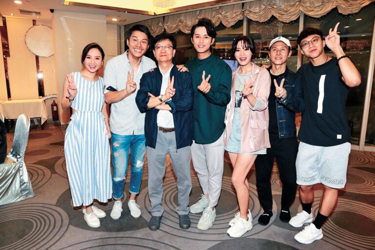 梁材遠（左三）的離世令廣大劇迷及圈中人深感惋惜。