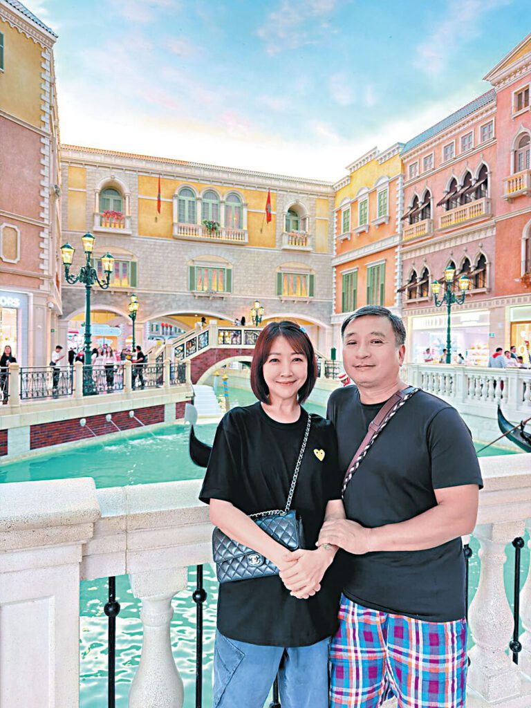 ■王中平（右）與余皓然同遊澳門威尼斯人酒店。網上圖片