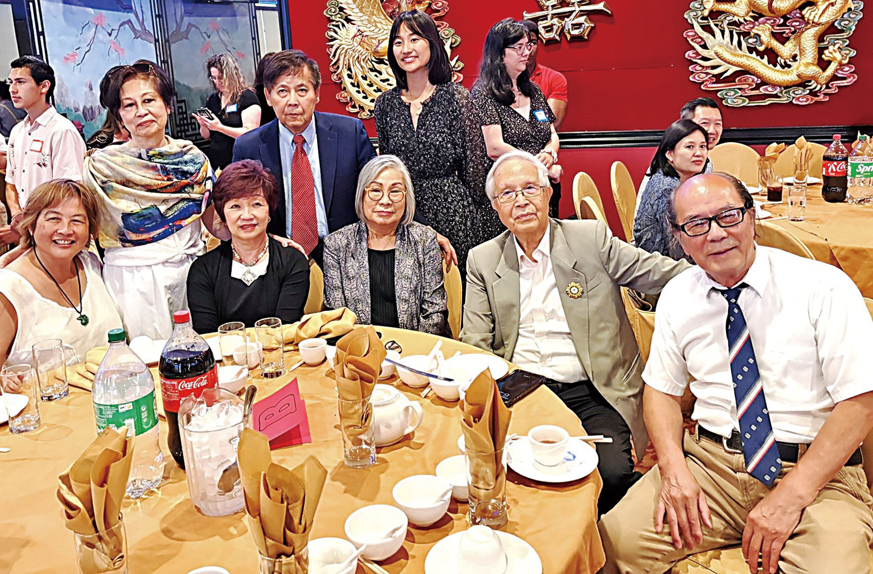 甄雲龍（前排右二）同陳建立夫婦、林天琪等嘉賓合影。市府提供
