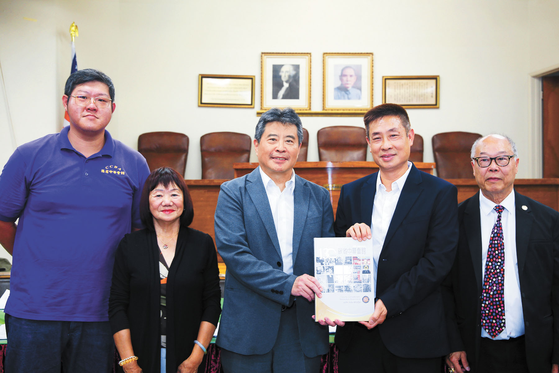 羅省中華會館四首長向張皓鈞主任回贈130周年紀念特刊。左起:梁國輝、張麗卿、張皓鈞、聶澤英、朱栢田。會館提供