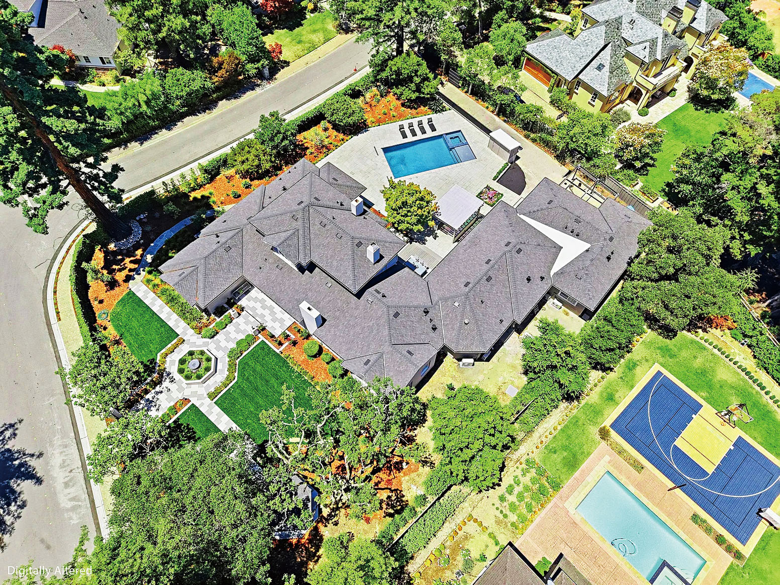 希爾斯堡一棟6室6衛豪宅建有獨立ADU單位。Zillow