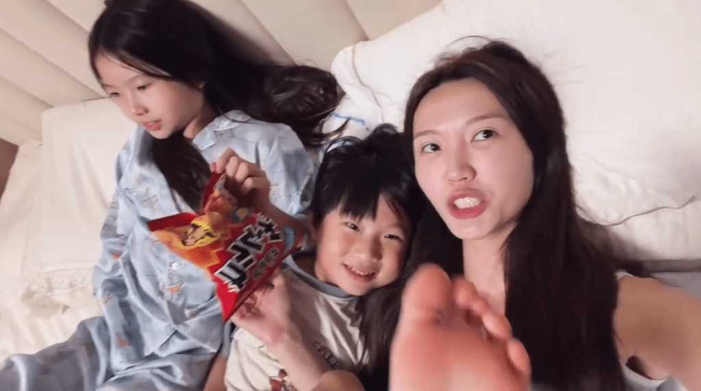 吳若希近日分享與子女睡前的親子時光，場面溫馨有趣。