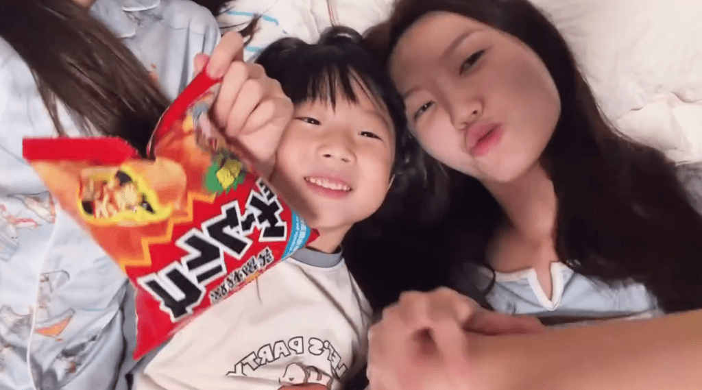 吳若希嘟嘴準備親吻兒子，畫面溫馨。