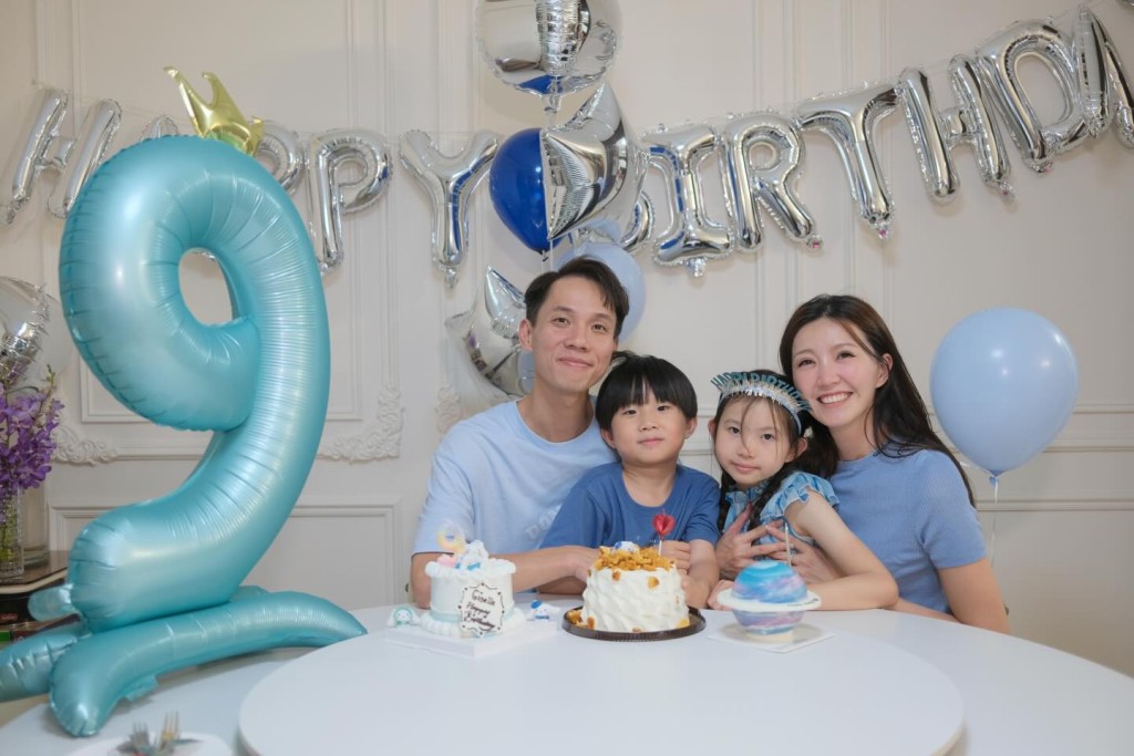 吳若希一家四口為女兒慶祝生日。