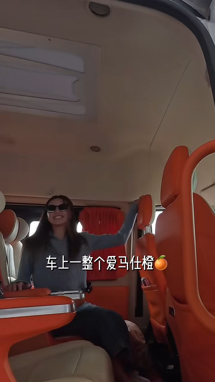 吳若希在成都享受悠閒生活，出入以豪車代步。