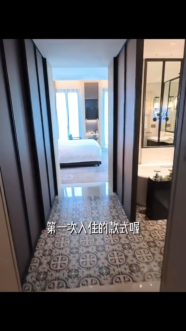 吳若希入住空間寬敞的酒店。