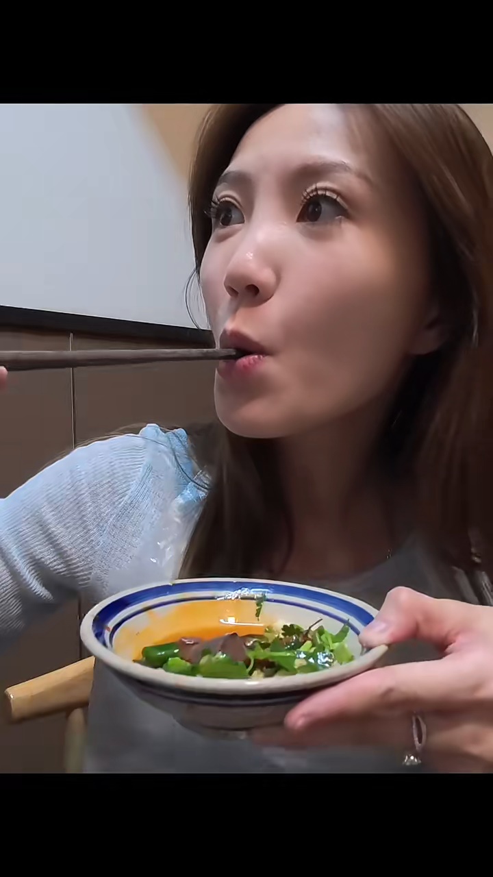 吳若希品嚐需要輪候兩小時的星級火鍋。