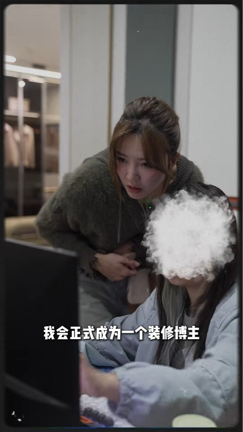 吳若希與設計師仔細討論新居的裝修細節。