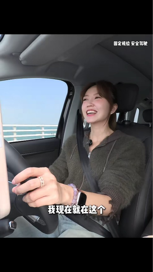 吳若希笑容滿面駕車經港珠澳大橋，前往珠海新居。