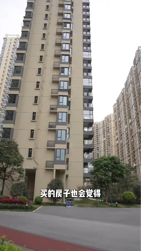 吳若希對新購入的單位相當滿意，認為性價比高。