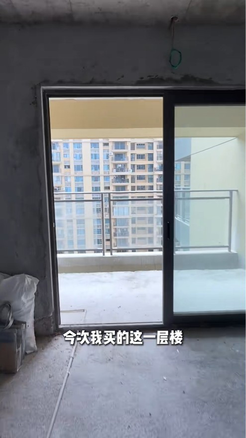 吳若希大方展示珠海新居未經裝修的「清水樓」模樣。