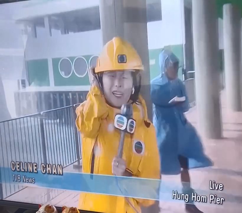 陳尚萱在狼狽狀態下堅持報道新聞。