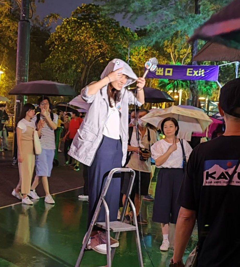 吸取過往經驗，原本身穿白色上衣的陳尚萱在黃雨時換上灰色防風外套，並以帽遮雨。