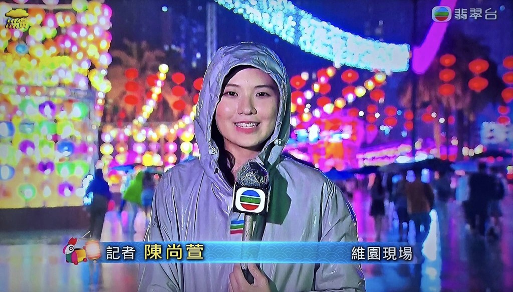 雖然穿了外套，她依然全身濕透，但全程保持笑容。