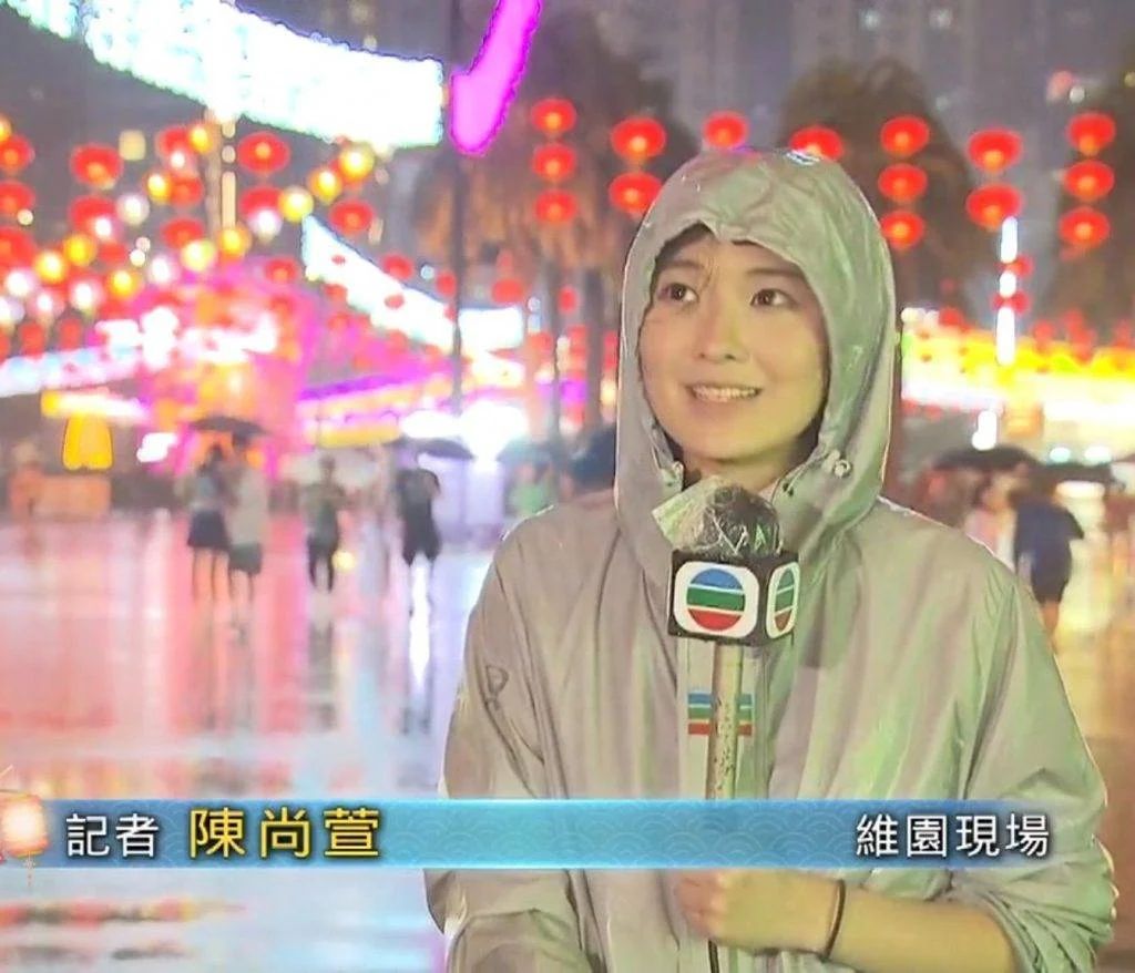 陳尚萱形容雨勢時一臉純真，被網民笑指「果然係Laughing姐」。
