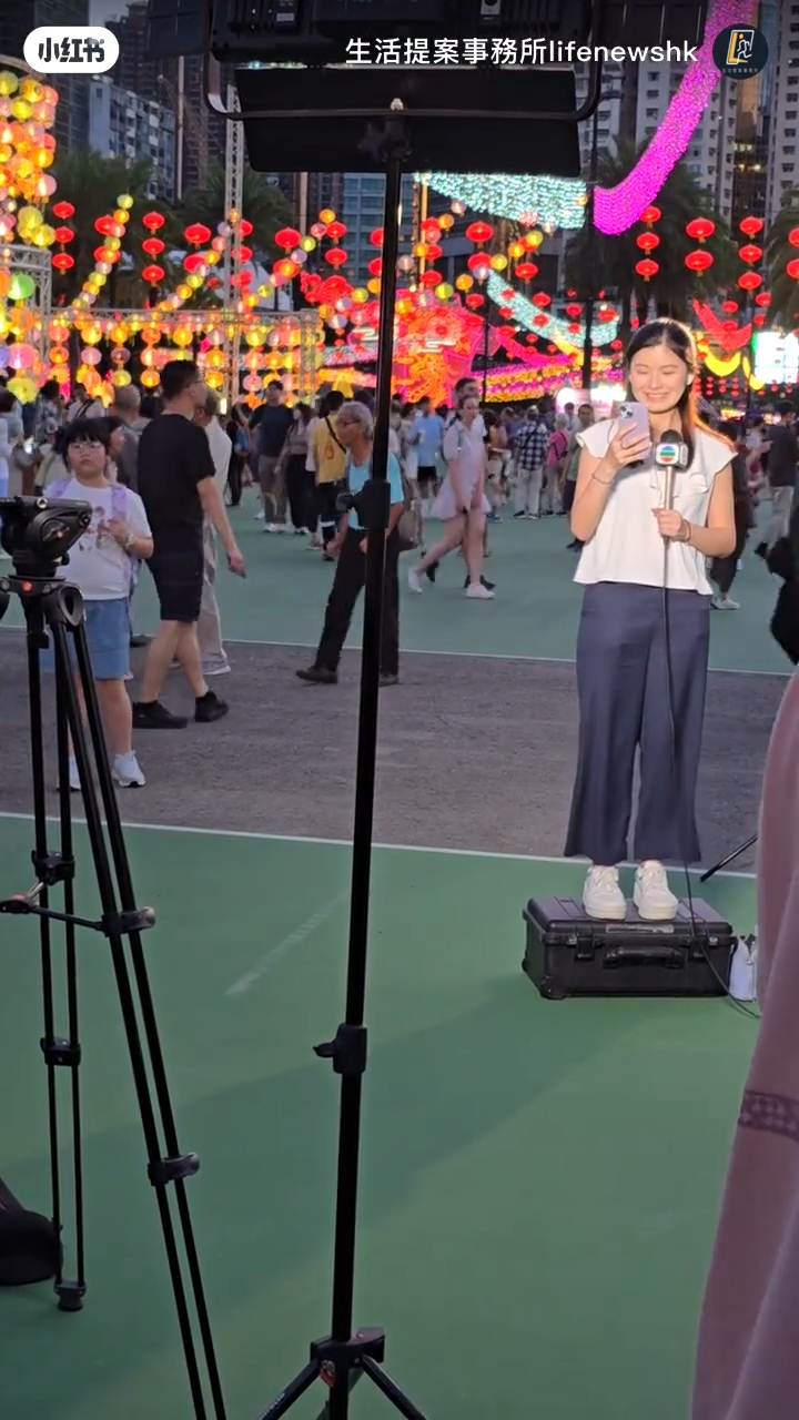 陳尚萱再次拿出電話傻笑，似乎正在綵排。