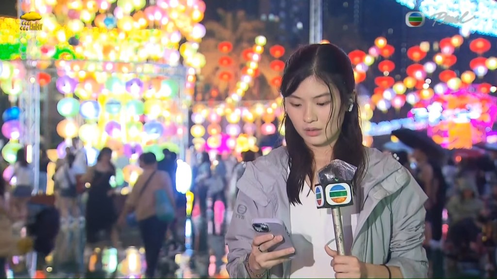 陳尚萱或因訊號接收問題，當時只顧低頭看手機。