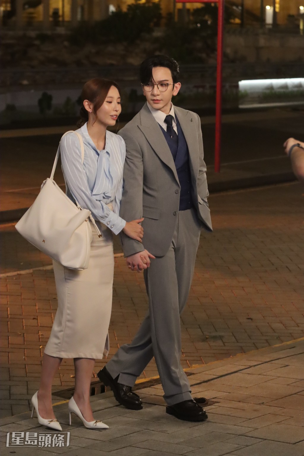 Anson Lo與一身OL打扮的Ivy So漫步，上演送她回家的戲份。