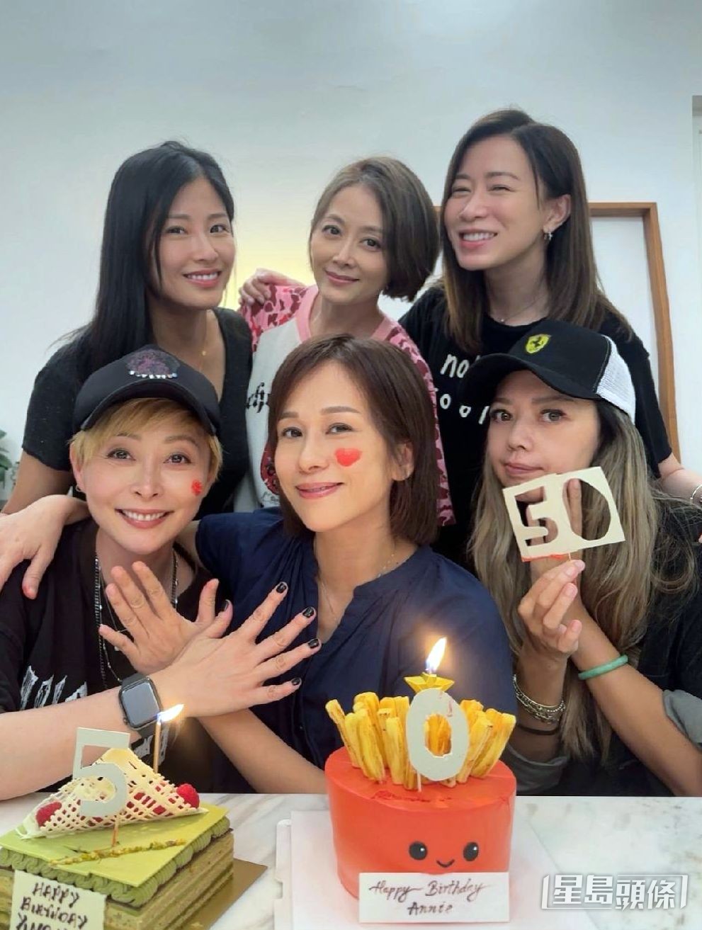 周家蔚早前為好友「七魔女」成員文頌嫻慶祝50歲生日。