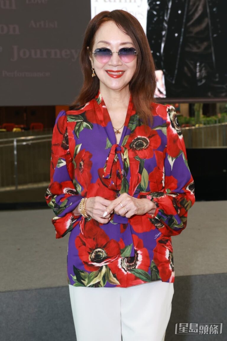 謝雪心細說謝賢風采 一舉手盡顯魅力 因同姓相稱兄妹