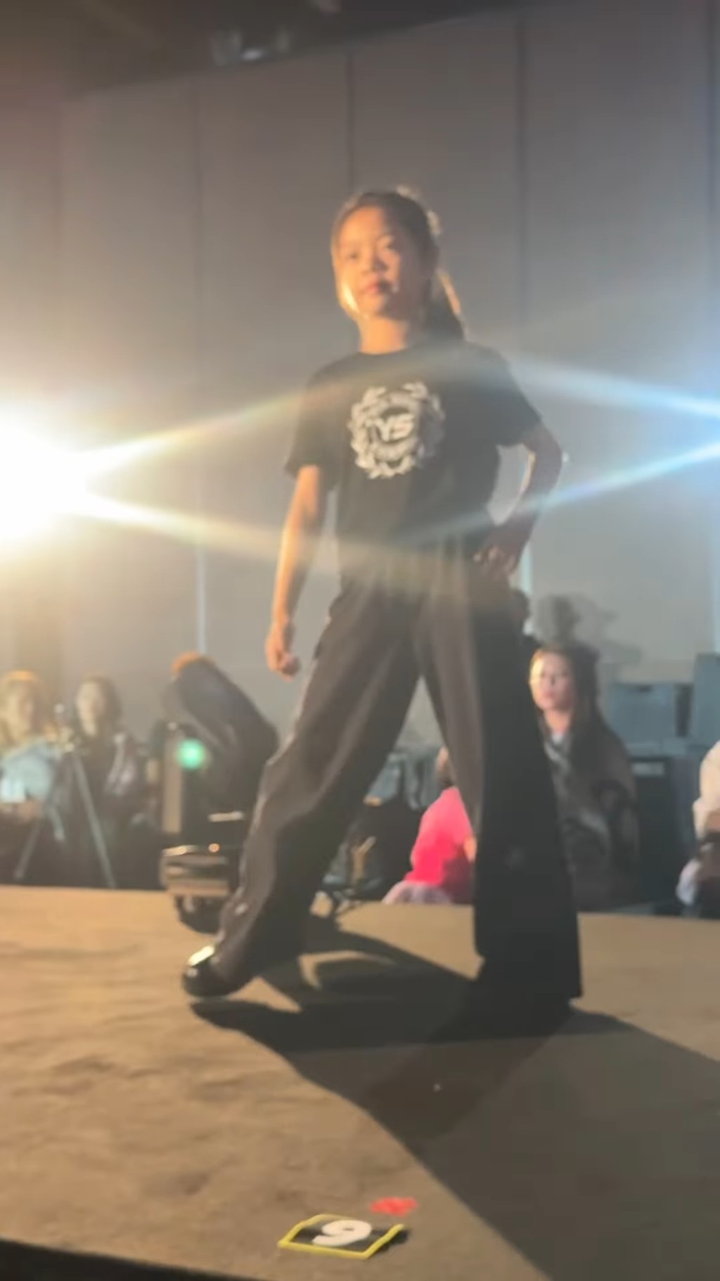徐榮日前在IG上載短片，分享女兒徐心怡（包包）首次行貓步的片段，功架十足。