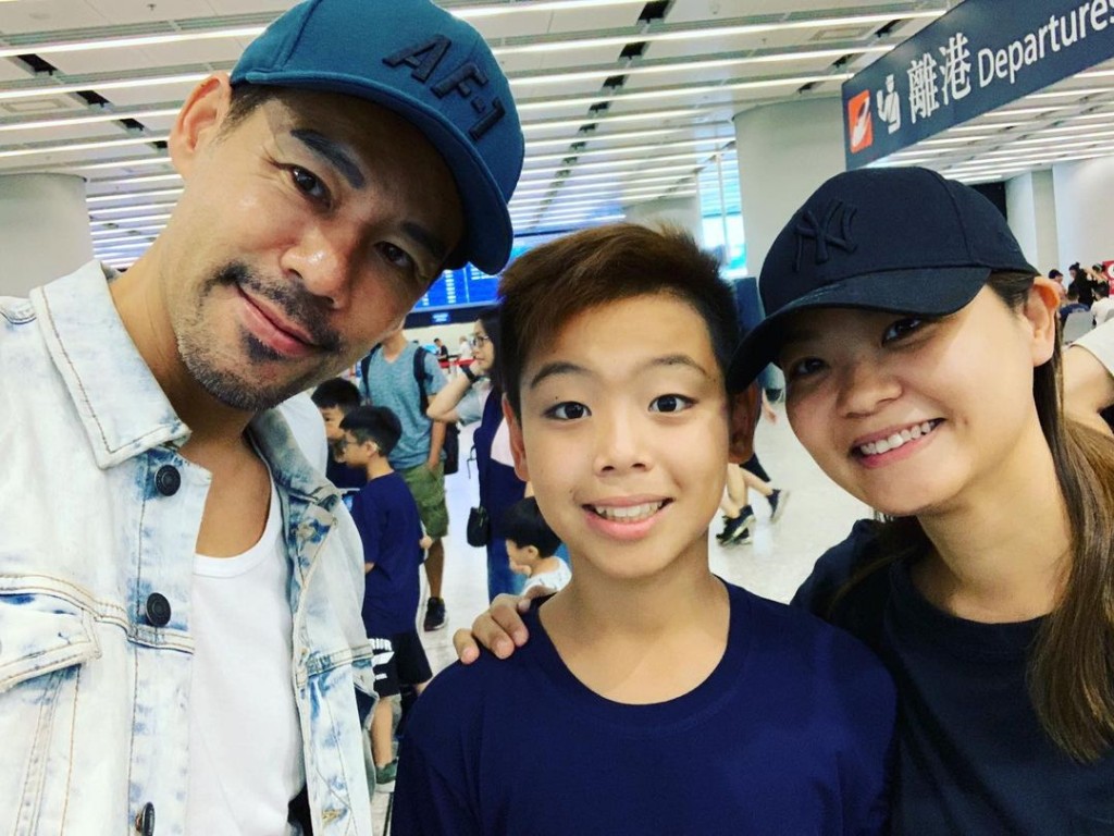 徐榮的兒子徐朗曾赴英國入讀足球學校。