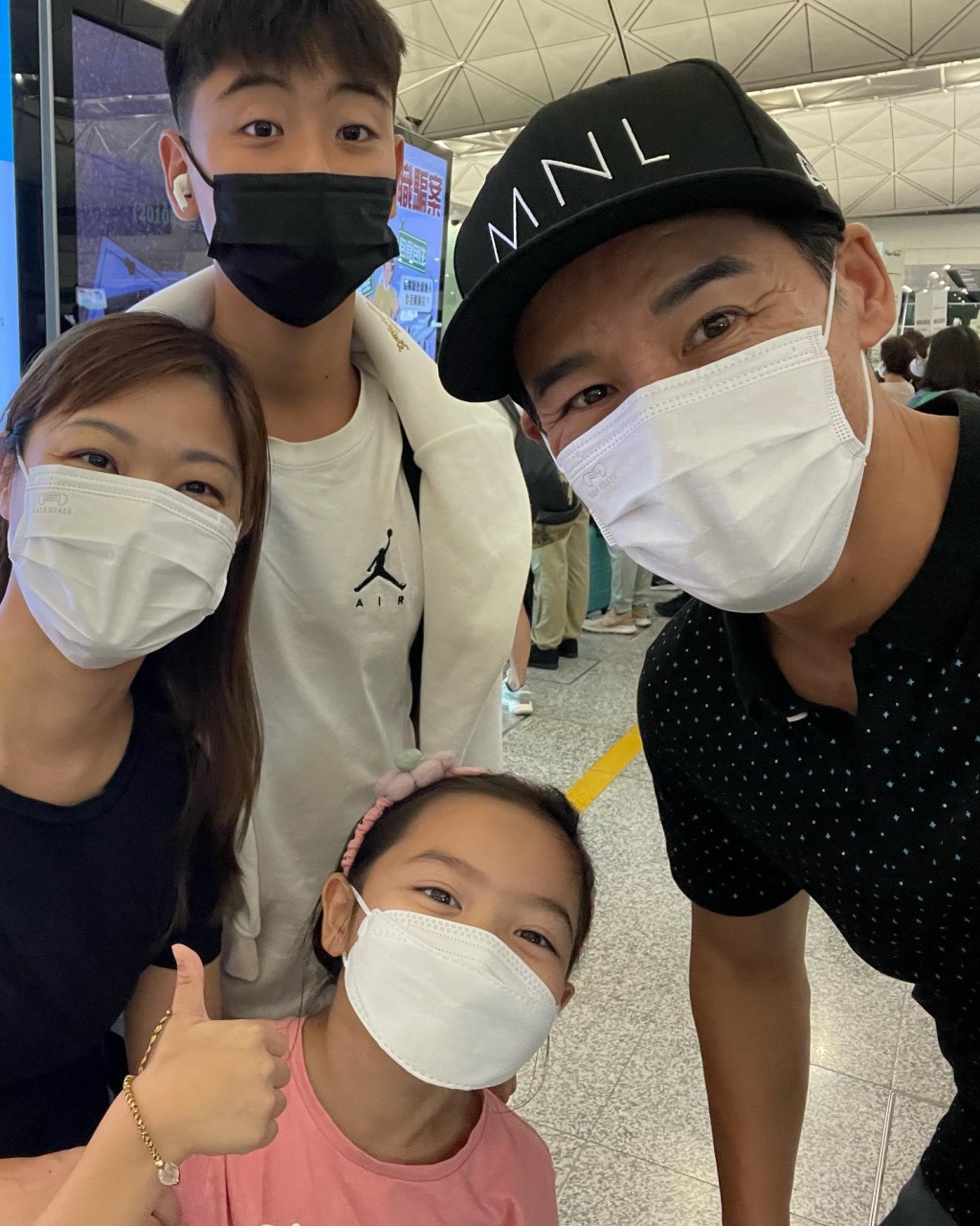 徐朗每次在英國放長假都會返港，之後家人會為他送機。