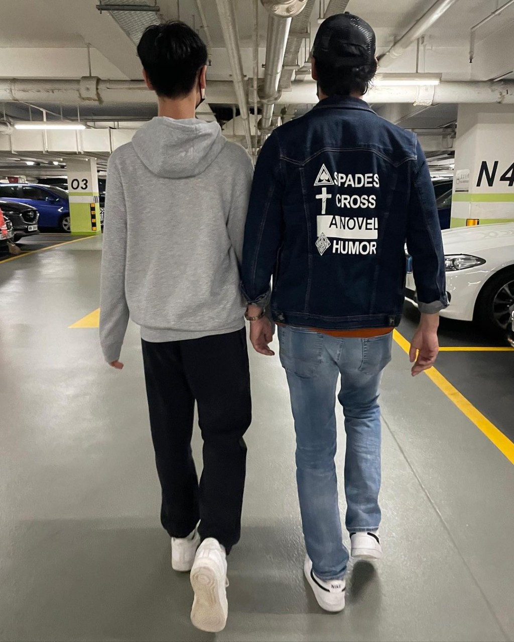 到了16歲，徐朗身高已與爸爸徐榮看齊。