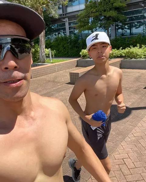 徐榮兒子徐朗之前曾與爸爸一同練跑。