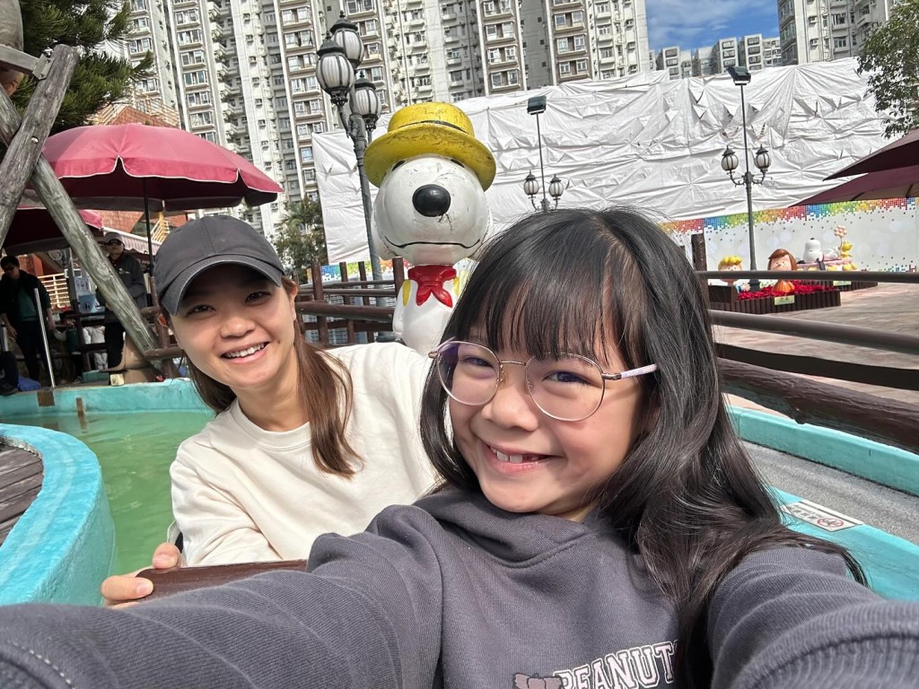 徐榮女兒徐心怡（包包）已長成少女，臉龐變得尖細。