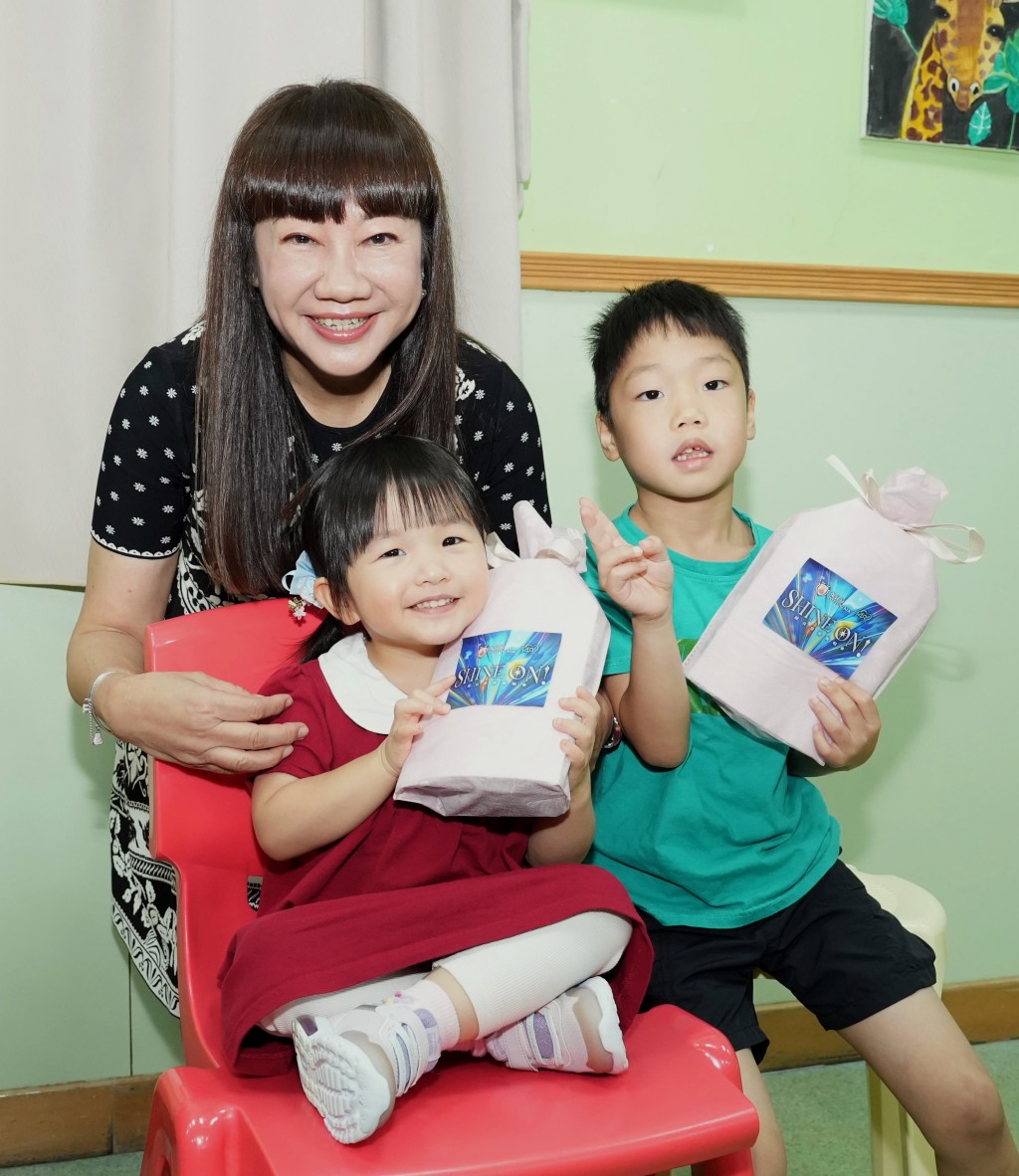 保良局主席譚毓楨博士為兒童送上禮物與祝福。