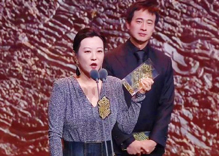 郝蕾發表獲獎感言。網上圖片