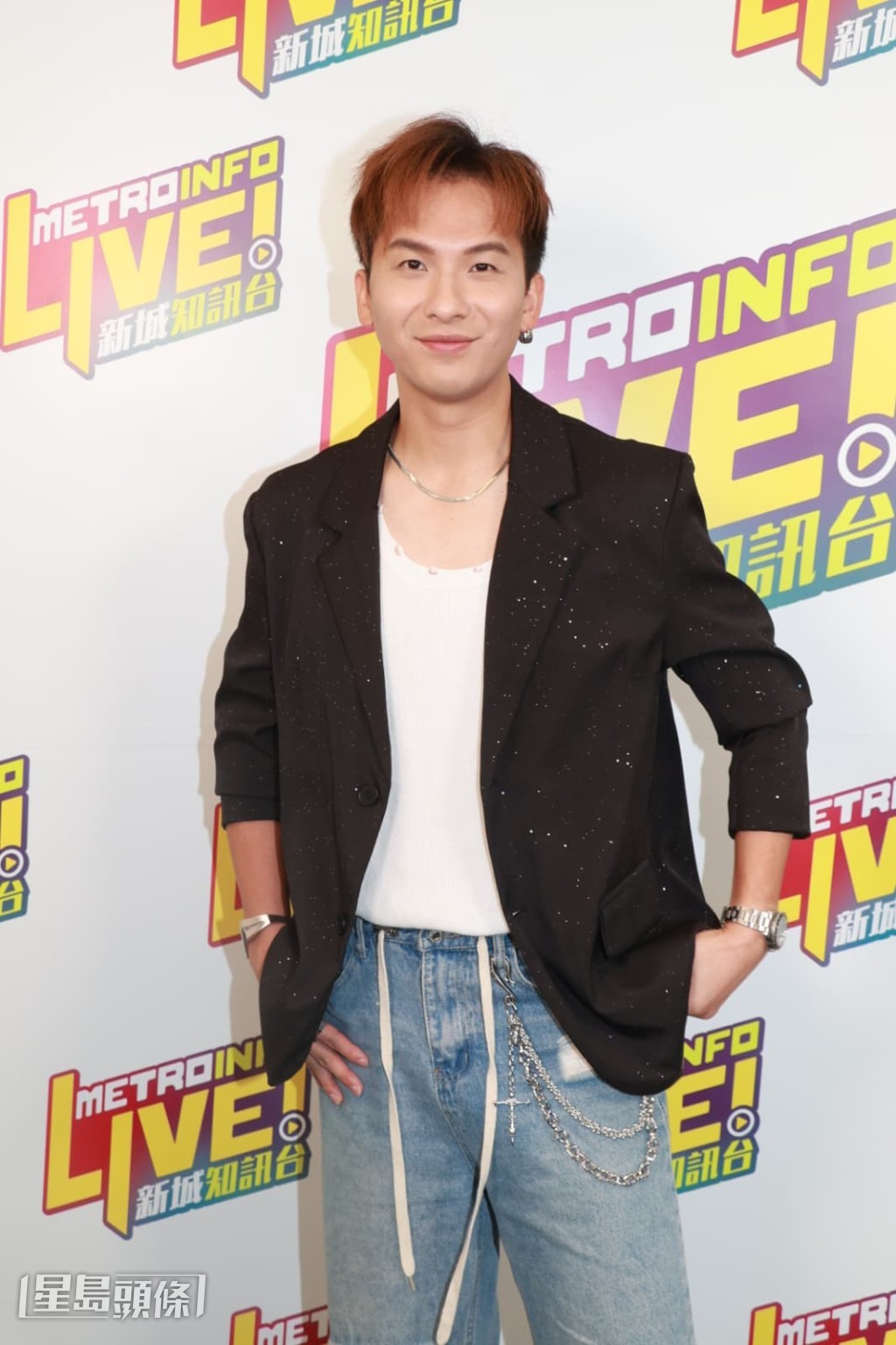 周吉佩以新歌比喻夫妻關係，形容與太太如同凹凸組合，互相配合。