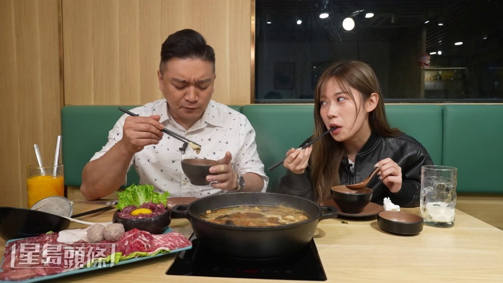 雞煲食畢，加入上湯即可轉為火鍋享用。