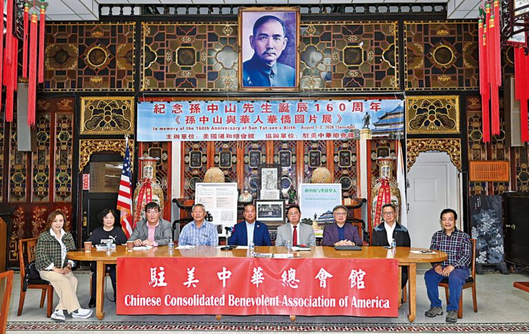 中華總會館總董盧炳坤、陽和總會館主席黃建成暨主席團、通事等合影。馬紅兵攝