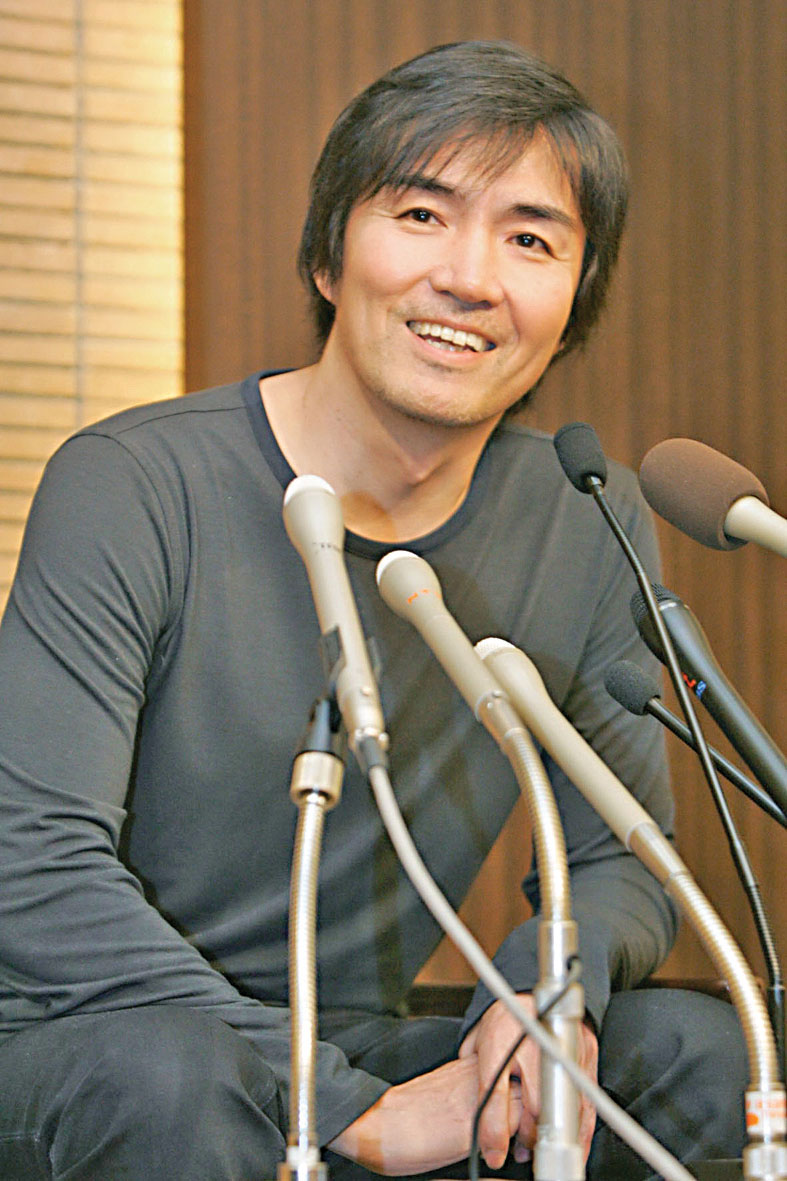 東野圭吾2006年1月獲得直木獎後，在東京丸之內出席記者會。中央社