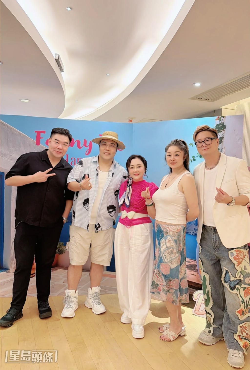 劉洋以清爽夏日造型向壽星女送上祝福。