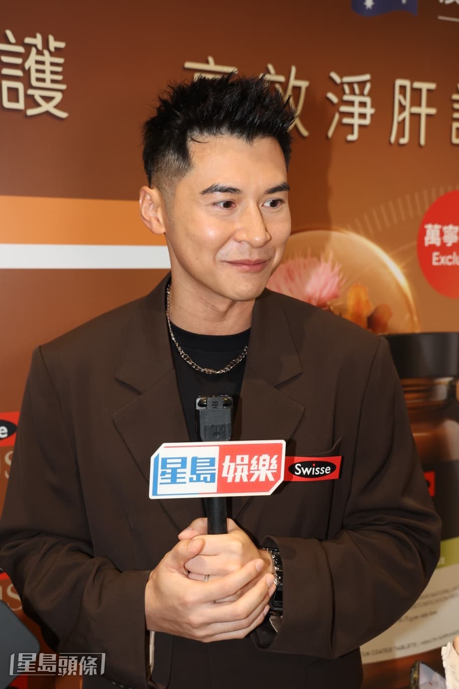 談到太太連詩雅擔任《中年好聲音4》嘉賓，陳家樂笑言太太具備聲色藝。
