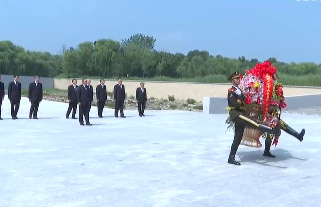 唐山大地震50周年 總理李強赴唐山調研慰問並敬獻花籃
