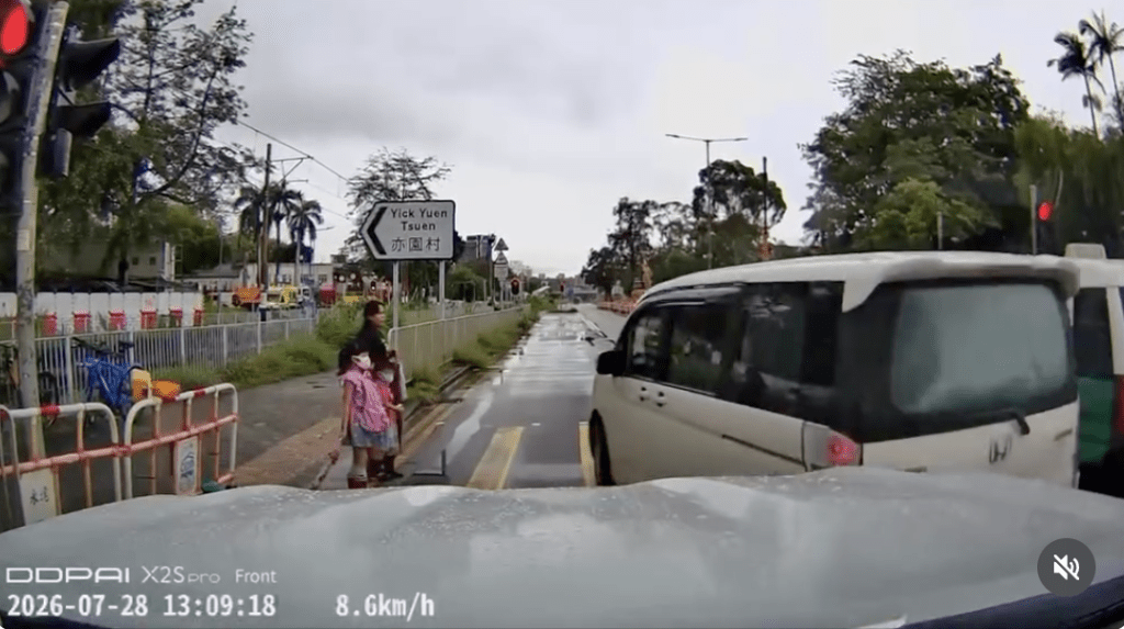 洪水橋車Cam直擊 私家車衝紅燈險撞過路外傭及幼童